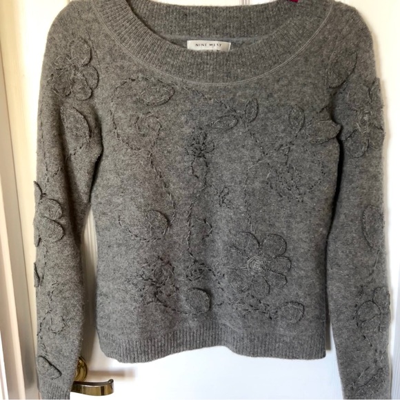 **SOLD** Nine West Flower Patch Gray Wool Embroidered Sweater - Picture 2 of 12